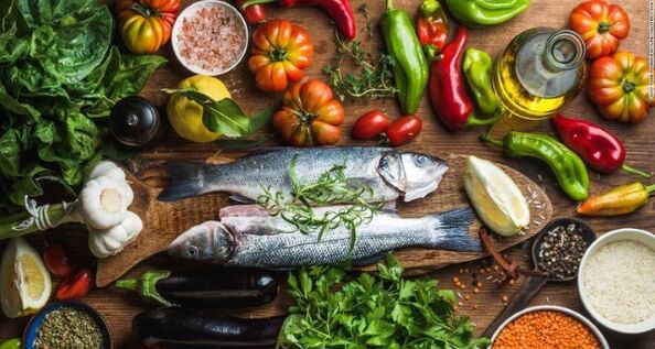 Рыба и овощи – основные продукты средиземноморской диеты для похудения. 